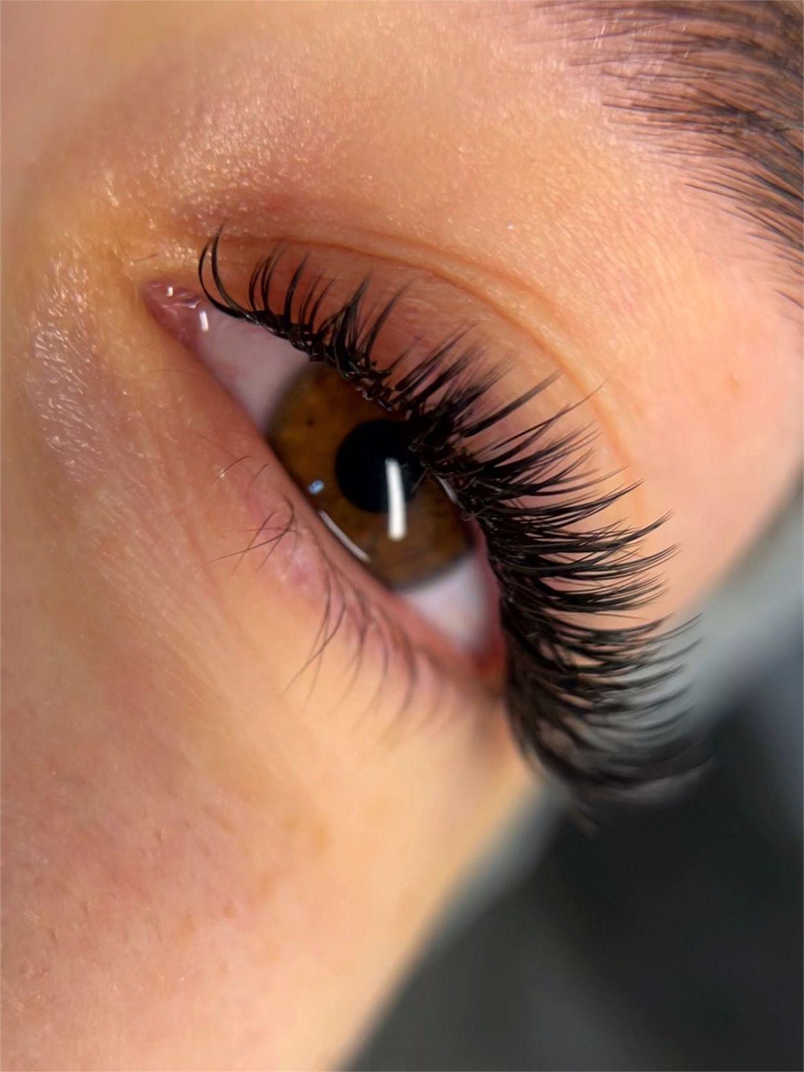 Close-up professional lash extension work